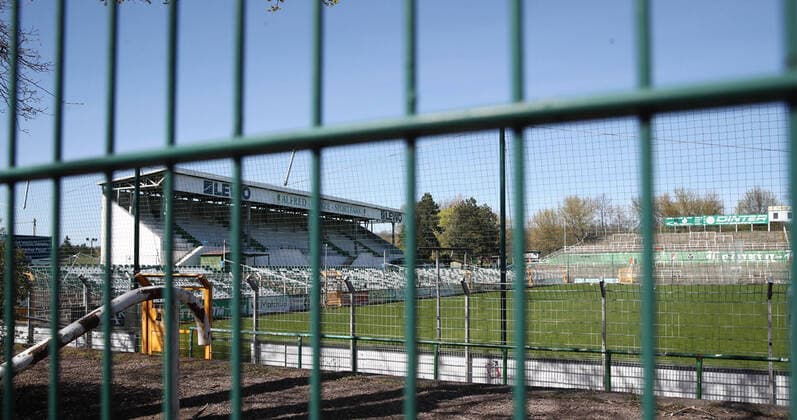 Leipzig Fussball - Corona Leipzig, 11.04.2020, Fußball, Regionalliga. , Maßnahmen gegen die Ausbreitung des Corona-Virus. Die Spiele aller Ligen wurden ausgesetzt. , Im Bild: Der Alfred-Kunze-Sportpark, Heimstatt der BSG Chemie Leipzig, bleibt vorerst verschlossen. ,