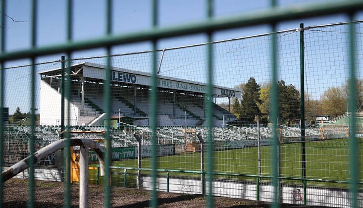 Leipzig Fussball - Corona Leipzig, 11.04.2020, Fußball, Regionalliga. , Maßnahmen gegen die Ausbreitung des Corona-Virus. Die Spiele aller Ligen wurden ausgesetzt. , Im Bild: Der Alfred-Kunze-Sportpark, Heimstatt der BSG Chemie Leipzig, bleibt vorerst verschlossen. ,