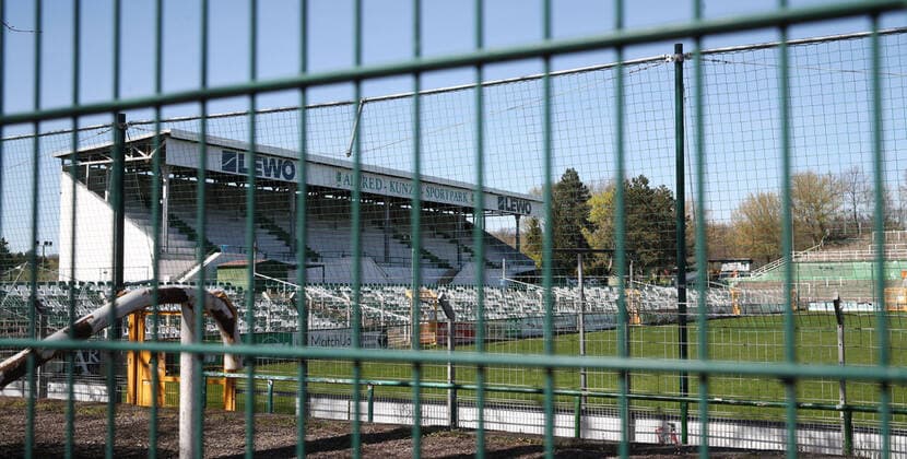 Leipzig Fussball - Corona Leipzig, 11.04.2020, Fußball, Regionalliga. , Maßnahmen gegen die Ausbreitung des Corona-Virus. Die Spiele aller Ligen wurden ausgesetzt. , Im Bild: Der Alfred-Kunze-Sportpark, Heimstatt der BSG Chemie Leipzig, bleibt vorerst verschlossen. ,