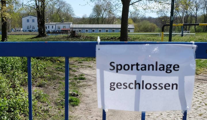 Leipzig Fussball - Corona Leipzig, 11.04.2020, Kein Fußball wegen der Coronakrise. , Die Spiele aller Ligen wurden ausgesetzt. Maßnahme gegen die Ausbreitung des Corona-Virus. Im Bild: Schild, Sportanlage geschlossen. , Das Stadion der Freundschaft, Heimstatt des FC Blau-Weiß Leipzig (Landesliga Sachsen), muss vorerst geschlossen bleiben. ,
