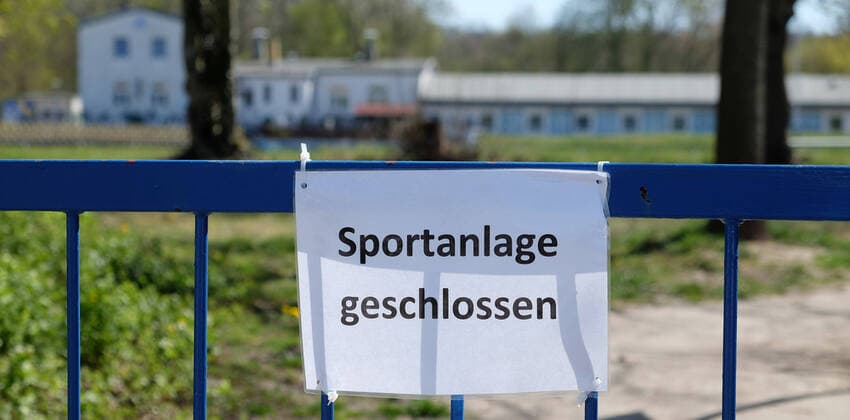 Leipzig Fussball - Corona Leipzig, 11.04.2020, Kein Fußball wegen der Coronakrise. , Die Spiele aller Ligen wurden ausgesetzt. Maßnahme gegen die Ausbreitung des Corona-Virus. Im Bild: Schild, Sportanlage geschlossen. , Das Stadion der Freundschaft, Heimstatt des FC Blau-Weiß Leipzig (Landesliga Sachsen), muss vorerst geschlossen bleiben. ,