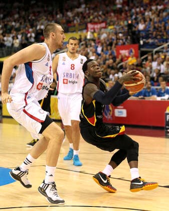 Foto : Dennis Schröder am Ball ( GER ) gegen Nikola Milutinov , links Basketball EM in Berlin , am So. 06.09.2015 Länderspiel Deutschland - Serbien