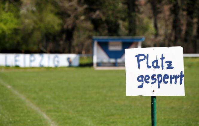 Sport Bilder des Tages Sportplatz - Corona Leipzig, 12.04.2020, Sportplatz gesperrt. Die Spiele aller Fußball-Ligen wurden ausgesetzt. Schließung von öffentlichen Einrichtungen als Maßnahme gegen die Ausbreitung des Corona-Virus. Im Bild: Sportplatz Am Goethesteig, Heimstatt von Turbine Leipzig. ,