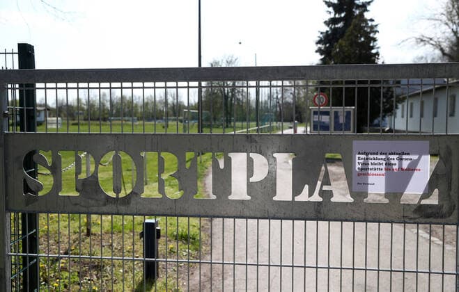 Sportplatz - Corona Leipzig Markkleeberg, 12.04.2020, Sportplatz wegen Corona geschlossen! Die Spiele aller Fußball-Ligen wurden ausgesetzt. Schließung von öffentlichen Einrichtungen als Maßnahme gegen die Ausbreitung des Corona-Virus. Im Bild: Sportplatz MÖNCHEREI, Heimstatt des TSV 1886 Markkleeberg ,