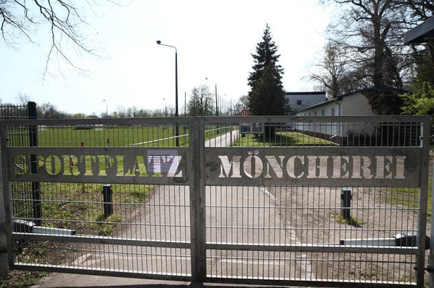 Sportplatz - Corona Leipzig Markkleeberg, 12.04.2020, Sportplatz wegen Corona geschlossen! Die Spiele aller Fußball-Ligen wurden ausgesetzt. Schließung von öffentlichen Einrichtungen als Maßnahme gegen die Ausbreitung des Corona-Virus. Im Bild: Sportplatz MÖNCHEREI, Heimstatt des TSV 1886 Markkleeberg ,