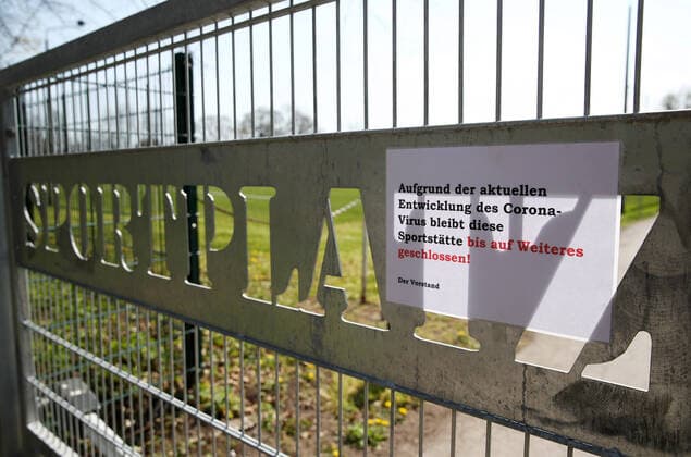 Sport Bilder des Tages Sportplatz - Corona Leipzig Markkleeberg, 12.04.2020, Sportplatz wegen Corona geschlossen! Die Spiele aller Fußball-Ligen wurden ausgesetzt. Schließung von öffentlichen Einrichtungen als Maßnahme gegen die Ausbreitung des Corona-Virus. Im Bild: Sportplatz MÖNCHEREI, Heimstatt des TSV 1886 Markkleeberg ,