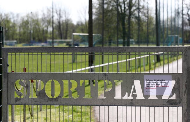 Sportplatz - Corona Leipzig Markkleeberg, 12.04.2020, Sportplatz wegen Corona geschlossen! Die Spiele aller Fußball-Ligen wurden ausgesetzt. Schließung von öffentlichen Einrichtungen als Maßnahme gegen die Ausbreitung des Corona-Virus. Im Bild: Sportplatz MÖNCHEREI, Heimstatt des TSV 1886 Markkleeberg ,