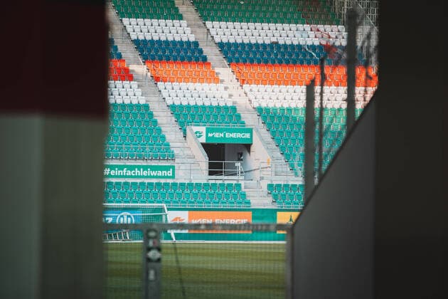 THEMENBILD - das gesperrte Fussballstadion des SK Rapid Wien. Wegen des Coronavirus wurde der Spielbetrieb in der Oesterreichischen Bundesliga eingestellt. Wann Fussballspiele wieder stattfinden koennen ist aktuell noch unklar, aufgenommen am 12.04.2020, Allianz Stadion, Wien, Oesterreich the closed Football Stadium of SK Rapid Wien. Due to the Corona crisis, the Austrian League is suspended. It is not yet clear when soccer matches will take place, Generali Arena, Vienna, Austria on 2020 04 12. Wien
