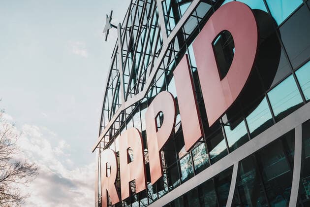 THEMENBILD - das gesperrte Fussballstadion des SK Rapid Wien. Wegen des Coronavirus wurde der Spielbetrieb in der Oesterreichischen Bundesliga eingestellt. Wann Fussballspiele wieder stattfinden koennen ist aktuell noch unklar, aufgenommen am 12.04.2020, Allianz Stadion, Wien, Oesterreich the closed Football Stadium of SK Rapid Wien. Due to the Corona crisis, the Austrian League is suspended. It is not yet clear when soccer matches will take place, Generali Arena, Vienna, Austria on 2020 04 12. Wien