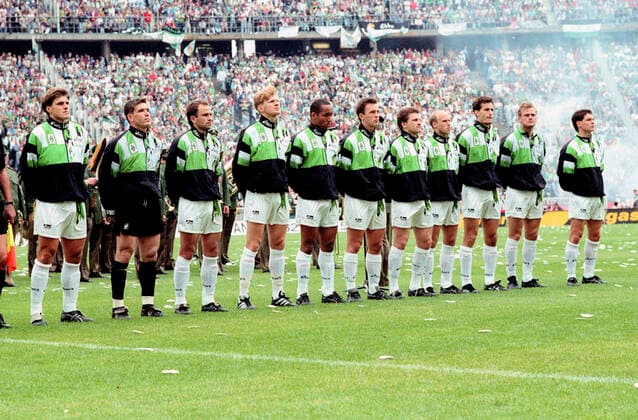 DFB Pokalfinale Borussia Moenchengladbach - VFL Wolfsburg Mannschaft Gladbach vor dem Spiel von links Michael KLINKERT, Uwe KAMPS, Christian Hochstätter, Stefan EFFENBERG, Martin DAHLIN, Patrick ANDERSSON, Thomas KASTENMAIER, Peter WYNHOF, Heiko HERRLICH, Jörg NEUN, Karl-Heinz PFLIPSEN *** DFB Cup Final Borussia Moenchengladbach VFL Wolfsburg Team Gladbach before the game from left Michael KLINKERT, Uwe KAMPS, Christian Hochstätter, Stefan EFFENBERG, Martin DAHLIN, Patrick ANDERSSON, Thomas KASTENMAIER, Peter WYNHOF, Heiko HERRLICH, Jörg NEUN, Karl Heinz PFLIPSEN HM