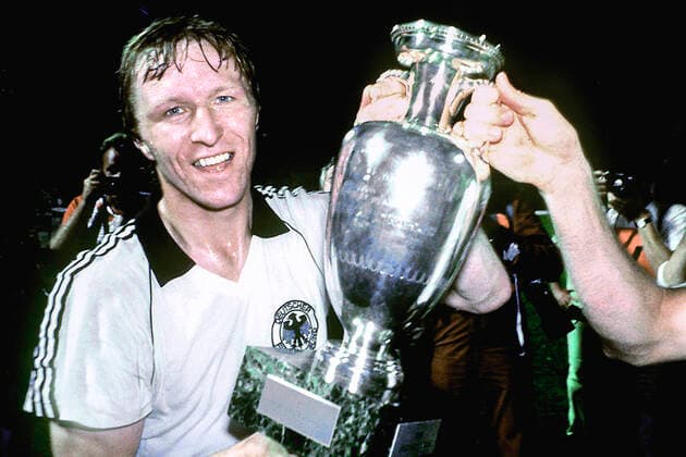 HRUBESCH Horst Team Deutschland Europameister Der zweifacher Torschütze mit dem EM Pokal bei der Siegerehrung UEFA Fussball Europameisterschaften 1980 Finale Spiel Deutschland - Belgien in Italien am 22. Juni 1980 im Olympic Stadion in Rom