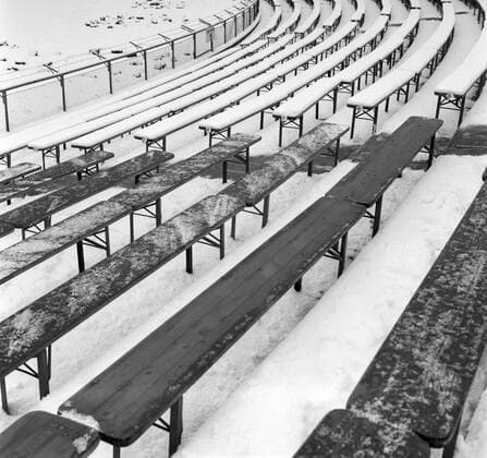 Fußball, Stadiongeschichte VfB Stuttgart Stuttgart VfB Stuttgart Winter 1964 im Stuttgarter Neckarstadion: Die Bestuhlung der Sitzplätze besteht aus einfachen Bierbänken.