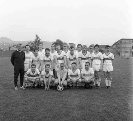 Stuttgart VfB Stuttgart 192 1963 Mannschaftsfoto des VfB Stuttgart 1893 e.V. der Saison 1962 1963. Hinten v. l.: Trainer Kurt Baluses, Gerhard Strohmaier, Karl Ender, Erich Neupert, Gerhard Wanner, Jürgen Kaiser, Klaus-Dieter Sieloff, Lothar Weise, Theodor Hoffmann, Oskar Hartl, Friedrich Zipperer, Manfred Reiner, Eberhard Pfisterer, Dieter Höller. Vorn v. l.: Rudi Entenmann, Hans Eisele, Günter Sawitzki, Günter Seibold, Werner Walter