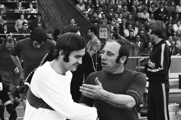 Fussball VFB Stuttgart Saison 1971 1972 VFB Stuttgart vs. Hamburger SV HSV von links: Horst Köppel ( VfB ) Uwe Seeler ( HSV )