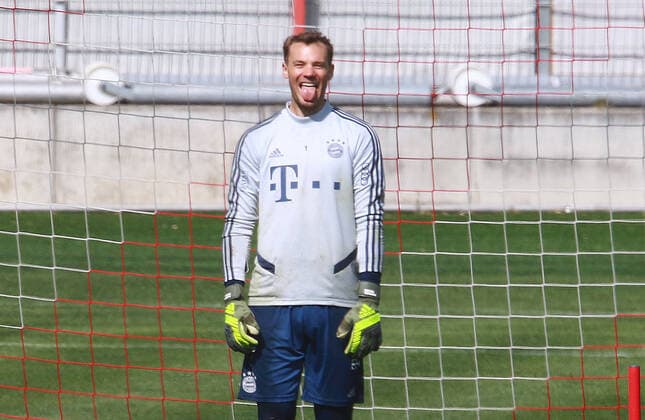 Bilder des Jahres 2020, Sport 04 April Sport Themen der Woche KW16 Sport Bilder des Tages Torwart Manuel Neuer scherzt und lacht Fussball FC Bayern München 15.04.2020 Training *** Goalkeeper Manuel Neuer jokes and laughs Football FC Bayern Munich 15 04 2020 Training