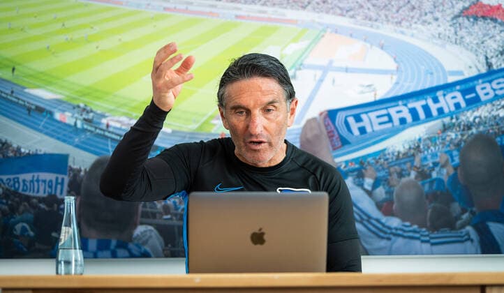 Bilder des Jahres 2020, Sport 04 April Sport Themen der Woche KW16 ACHTUNG: POOLFOTO Hertha BSC City-Press GmbH Pool GER, Hertha BSC Berlin Training 16.04.2020, Schenkendorfplatz, Berlin, GER, Hertha BSC Berlin Training, im Bild Trainer Bruno Labbadia von Hertha BSC im VideoCall Interview nach dem Training *** GER, Hertha BSC Berlin Training 16 04 2020, Schenkendorfplatz, Berlin, GER, Hertha BSC Berlin Training, in the picture Trainer Bruno Labbadia of Hertha BSC in the VideoCall Interview after the training