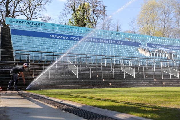 Sport Bilder des Tages Vorbereitungen und Bewässerung der Plätze laufen weiter, bett1 open im Steffi-Graf-Stadion im Corona-Modus, LTTC Rot-Weiß, Berlin, 17.04.2020,