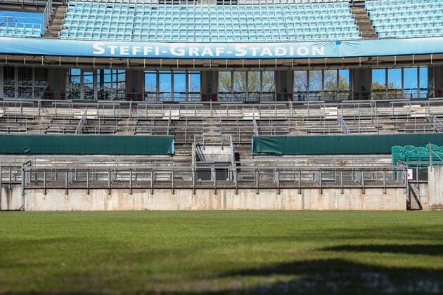 Der Rasen für die bett1 open im Steffi-Graf-Stadion wächst, LTTC Rot-Weiß, Berlin, 17.04.2020,