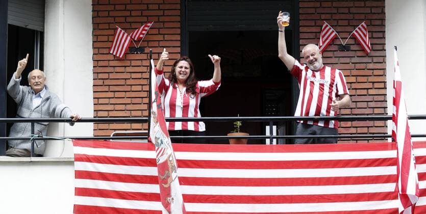 Bilder des Jahres 2020, Sport 04 April Sport Themen der Woche KW16 Sport Bilder des Tages Athletic Bilbao s supporters are seen in the streets of Bilbao, Basque Country, Spain on 18 April 2020 where the King s Cup Final match between Athletic Bilbao and Real Sociedad should take place, but due to coronavirus has been postponed to an unknown day. The postpone King s Cup final match !ACHTUNG: NUR REDAKTIONELLE NUTZUNG!  Copyright: xLuisxTejidox GRAFCAV4676 20200418-637228202478488324