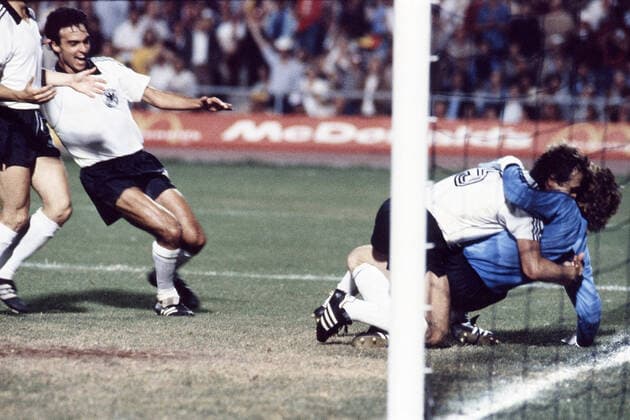 SCHUMACHER Harald Toni Torwart Team Deutschland mit Kapitaen DIETZ Bernard und MUELLER Hansi jubeln nach dem Sieg UEFA Fussball Europameisterschaften 1980 Finale Spiel Deutschland - Belgien in Italien am 22. Juni 1980 im Olympic Stadion in Rom