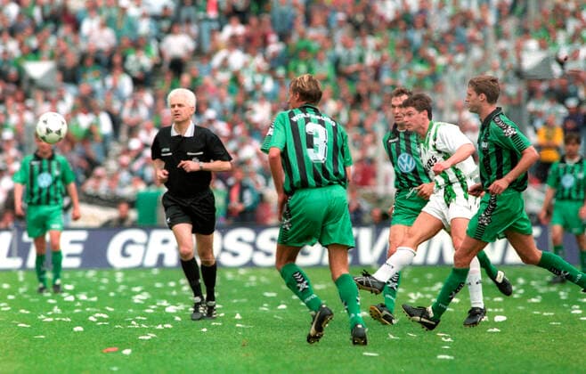 Pokalfinale 1995: Borussia Mönchengladbach - VFL Wolfsburg 3:0 24.06.1995 in Berlin. Karlheinz Pflipsen (BMG 2.v.re.) flankt durch die Wolfsburger Abwehr. Links: Schiedsrichter Eugen Strigel.