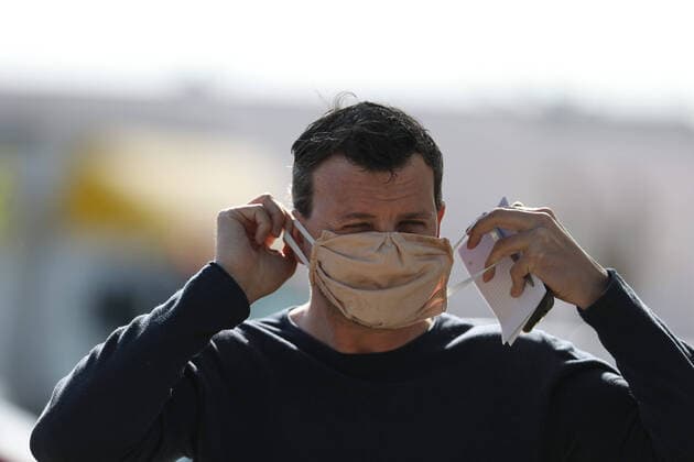 SOCCER - BL, Training LASK PASCHNG,AUSTRIA,20.APR.20 - SOCCER - tipico Bundesliga, Linzer ASK, training in small groups after lightening the restrictions due to the SARS-CoV-2 crisis, corona crisis. Image shows a journalist with a prodectiv mask. GEPAxpictures xManfredxBinder