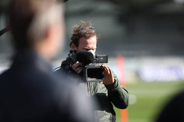 SOCCER - BL, PK LASK PASCHNG,AUSTRIA,20.APR.20 - SOCCER - tipico Bundesliga, Linzer ASK, press conference, PK, Pressekonferenz after lightening the restrictions due to the SARS-CoV-2 crisis, corona crisis. Image shows a camera man. GEPAxpictures xManfredxBinder