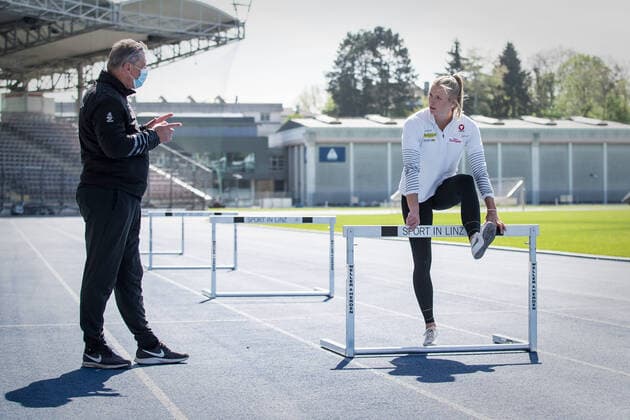 ATHLETICS - Training Verena Preiner LINZ,AUSTRIA,20.APR.20 - ATHLETICS - OEOC, Training after lightening the restrictions due to the SARS-CoV-2 crisis, corona crisis. Image shows Trainer Wolfgang Adler and Verena Preiner (AUT). OEOC xGEPAxpictures xBinder
