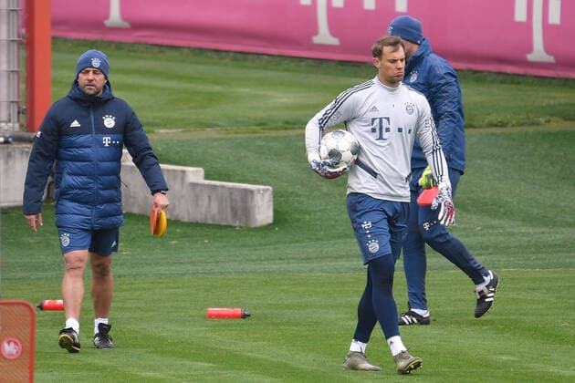 v.re:Manuel NEUER (Torwart FC Bayern Muenchen), Hans Dieter Flick (Hansi ,Trainer Bayern Muenchen), FC Bayern Muenchen Training in der Coronavirus Pandemie in Kleingruppen. Training an der Saebener Strasse. Fussball 1. Bundesliga,Saison 2019 2020, am 20.04.2020