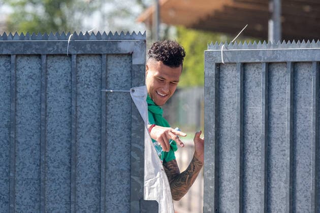 Sport Bilder des Tages GER, 1.FBL, Werder Bremen Training 22.04.2020, Trainingsgelaende am wohninvest WESERSTADION,, Bremen, GER, 1.FBL, Werder Bremen Training, im Bild Davie Selke (SV Werder Bremen 09) geht unter strengen Auflagen zum Platz 11 *** GER, 1 FBL, Werder Bremen Training 22 04 2020, training grounds at the wohninvest WESERSTADION,, Bremen, GER, 1 FBL, Werder Bremen Training, in the picture Davie Selke SV Werder Bremen 09 goes to 11th place under strict conditions nordphotoxKokenge nph00001