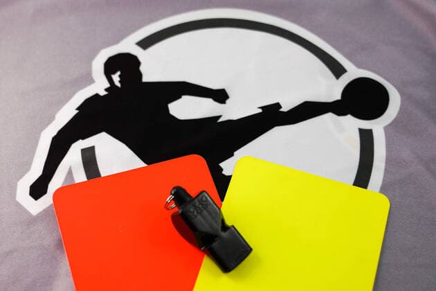 Wie soll es mit dem Fußball in der 3. Liga aufgrund der schwierigen Lage mit dem Coronavirus weitergehen, Weiterspielen oder Saisonabbruch, das Foto zeigt das Logo der 3. Liga sowie eine Rote Karte, eine Gelbe Karte und eine Schiripfeife auf einem grauen Leibchen, Ligalogo und Schriftzug, Symbolfoto, Symbolbild, Symbol, 22.04.2020, Heidelberg (Deutschland), Feature, Fussball, Symbolbilder zur 3. Liga