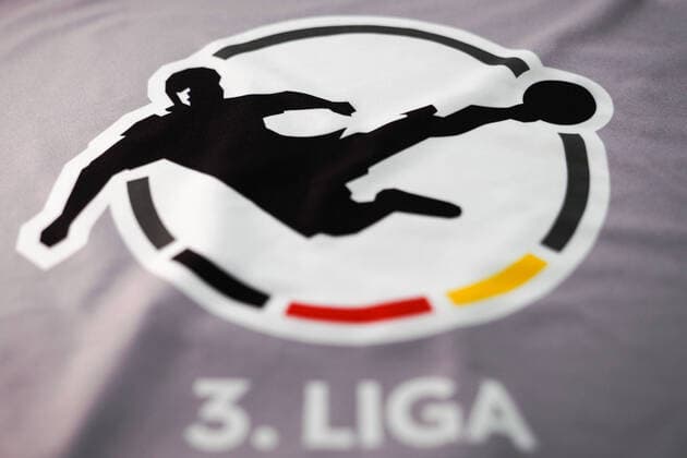Wie soll es mit dem Fußball in der 3. Liga aufgrund der schwierigen Lage mit dem Coronavirus weitergehen, Weiterspielen oder Saisonabbruch, das Foto zeigt das Logo der 3. Liga auf einem grauen Leibchen, Ligalogo und Schriftzug, Symbolfoto, Symbolbild, Symbol, 22.04.2020, Heidelberg (Deutschland), Feature, Fussball, Symbolbilder zur 3. Liga