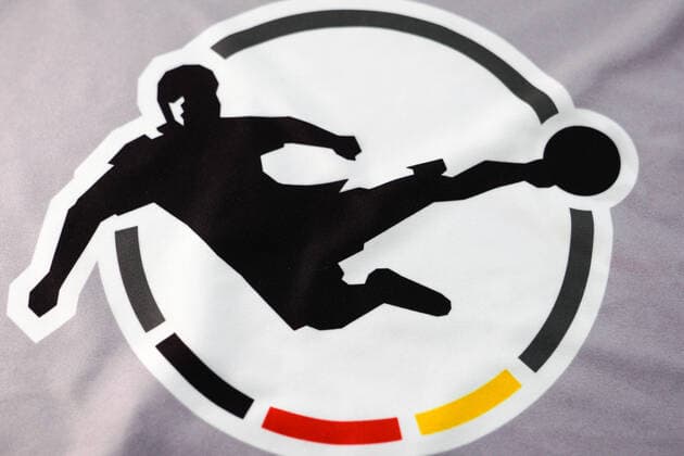 Wie soll es mit dem Fußball in der 3. Liga aufgrund der schwierigen Lage mit dem Coronavirus weitergehen, Weiterspielen oder Saisonabbruch, das Foto zeigt das Logo der 3. Liga auf einem grauen Leibchen, Ligalogo, Symbolfoto, Symbolbild, Symbol, 22.04.2020, Heidelberg (Deutschland), Feature, Fussball, Symbolbilder zur 3. Liga