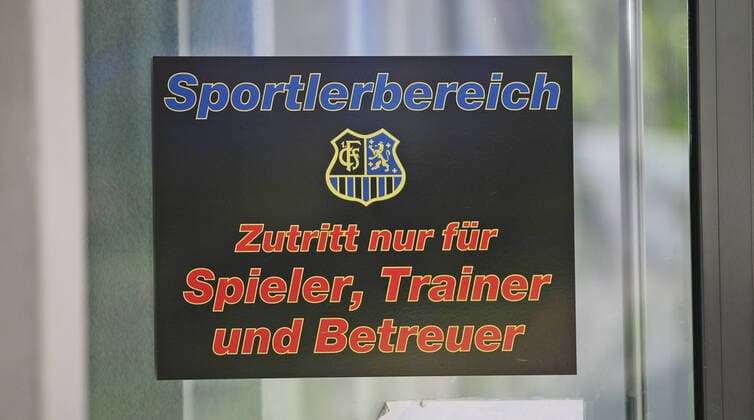 Fußball, Stadiongeschichte 1. FC Saarbrücken 22.04.2020, xmohx, Fussball Regionalliga Suedwest, 1.FC Saarbruecken - Training emspor, v.l. Hygiene, Desinfektionsmittel - Spieler müssen sSpieler, Trainer und Betreuer Eingang in Zeiten von Corona; vor dem Betreten der Kabinen müssen die Akteure die Hände Waschen und mit Desinfektionsmittel einreiben (DFL DFB REGULATIONS PROHIBIT ANY USE OF PHOTOGRAPHS as IMAGE SEQUENCES and or QUASI-VIDEO) Saarbruecken