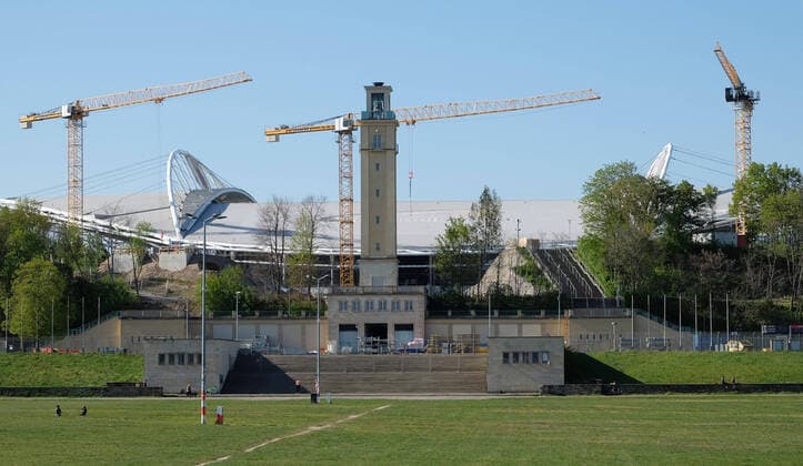 Red Bull Arena Leipzig, 22.04.2020, Ansicht der Red Bull Arena, Heimstatt des Fußball-Bundesligisten RasenBallsport Leipzig RB Leipzig. , Im Bild: Außenansicht der Red Bull Arena mit Glockenturm und drei Turmdrehkränen. In dieser Woche wurde der dritte Kran (im Bild links) montiert. ,