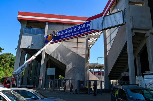 Fußball, Stadiongeschichte Kickers Offenbach 23.04.2020, xpsx, Fussball Regionalliga Suedwest, Kickers Offenbach Neuer Stadionname Kommt Gesund wieder Stadion v.l. Anbringen von neuem Stadionnamen (DFL DFB REGULATIONS PROHIBIT ANY USE OF PHOTOGRAPHS as IMAGE SEQUENCES and or QUASI-VIDEO) Offenbach