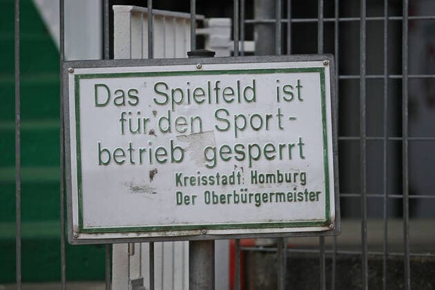 Fußball, Stadiongeschichte FC 08 Homburg 24.04.2020, xmohx, Fussball Regionalliga Suedwest, FC Homburg - Training emspor, v.l. Waldstadion Homburg gesperrt, Das Spielfeld ist für den Sportbetrieb gesperrt, Sportplatz gesperrt Homburg (DFL DFB REGULATIONS PROHIBIT ANY USE OF PHOTOGRAPHS as IMAGE SEQUENCES and or QUASI-VIDEO) Homburg