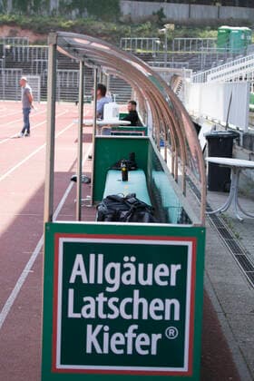 Fußball, Stadiongeschichte FC 08 Homburg 24.04.2020, xrhsx, Fussball Regionalliga Suedwest, FC Homburg - Training emspor, v.l. Logo Allgäuer Latschen Kiefer (DFL DFB REGULATIONS PROHIBIT ANY USE OF PHOTOGRAPHS as IMAGE SEQUENCES and or QUASI-VIDEO) Homburg