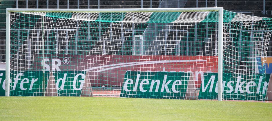 Fußball, Stadiongeschichte FC 08 Homburg 24.04.2020, xrhsx, Fussball Regionalliga Suedwest, FC Homburg - Training emspor, v.l. Fußballtor im Waldstadion Homburg (DFL DFB REGULATIONS PROHIBIT ANY USE OF PHOTOGRAPHS as IMAGE SEQUENCES and or QUASI-VIDEO) Homburg