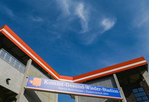 Fußball, Stadiongeschichte Kickers Offenbach 24.04.2020, xpsx, Fussball Regionalliga Suedwest, Kickers Offenbach Neuer Stadionname Kommt Gesund wieder Stadion Pressekonferenz v.l. Schild Stadion Name Stadiondach (DFL DFB REGULATIONS PROHIBIT ANY USE OF PHOTOGRAPHS as IMAGE SEQUENCES and or QUASI-VIDEO) Offenbach