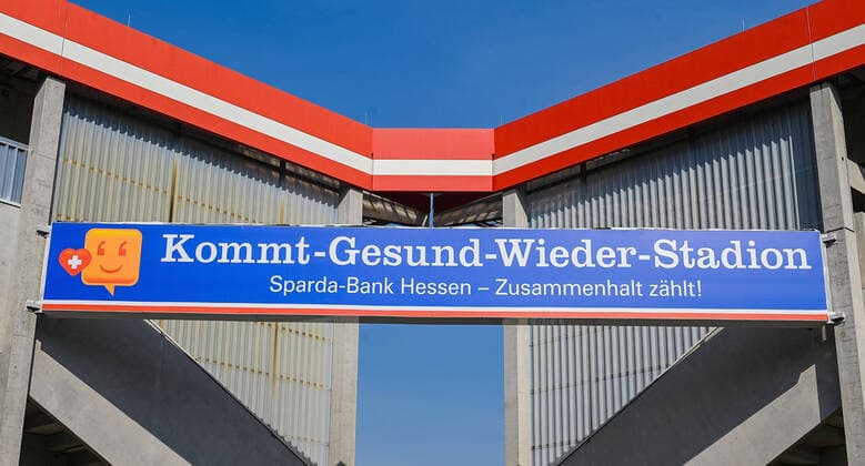 Fußball, Stadiongeschichte Kickers Offenbach 24.04.2020, xpsx, Fussball Regionalliga Suedwest, Kickers Offenbach Neuer Stadionname Kommt Gesund wieder Stadion Pressekonferenz v.l. Schild Stadion Name Stadiondach (DFL DFB REGULATIONS PROHIBIT ANY USE OF PHOTOGRAPHS as IMAGE SEQUENCES and or QUASI-VIDEO) Offenbach