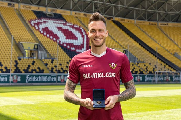 Stürmer Patrick Schmidt - Gewinner des Tor des Monats der ARD im Monat März - zeigt stolz seine Medaille. 23.04.2020; Fußball; 2. Bundesliga; Saison 2019 2020; Rudolf-Harbig-Stadion, SG Dynamo Dresden