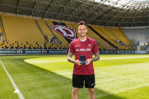Stürmer Patrick Schmidt - Gewinner des Tor des Monats der ARD im Monat März - zeigt stolz seine Medaille. 23.04.2020; Fußball; 2. Bundesliga; Saison 2019 2020; Rudolf-Harbig-Stadion, SG Dynamo Dresden
