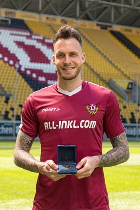Stürmer Patrick Schmidt - Gewinner des Tor des Monats der ARD im Monat März - zeigt stolz seine Medaille. 23.04.2020; Fußball; 2. Bundesliga; Saison 2019 2020; Rudolf-Harbig-Stadion, SG Dynamo Dresden
