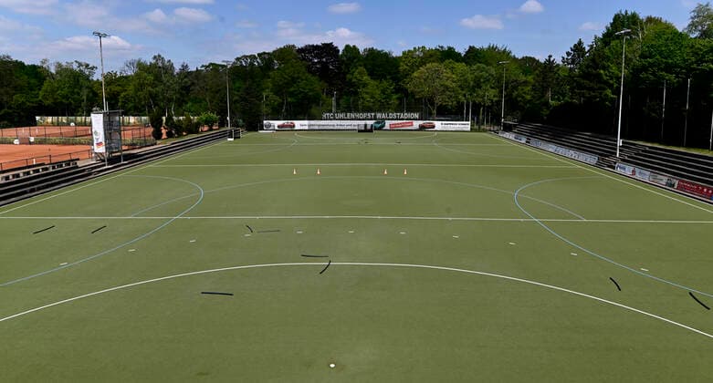 CORONA-PANDEMIE,CORONAVIRUS,COVID-19.Die Feld- Hockey-Bundesliga ist bis zum 31.Juli ausgesetzt.Ob die Saison noch zu Ende gespielt oder abgebrochen wird ist noch nicht entschieden.Das leere Waldstadion vom Hockey-Bundesligist HTC Uhlenhorst mit seinem Kunstrasenplatz ist verwaist,fotografiert am 25.04.2020 in Mülheim-Ruhr,Stadt im Ruhrgebiet im Bundesland Nordrhein-Westfalen ( NRW ). Â