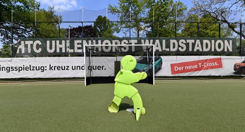 CORONA-PANDEMIE,CORONAVIRUS,COVID-19.Die Feld- Hockey-Bundesliga ist bis zum 31.Juli ausgesetzt.Ob die Saison noch zu Ende gespielt oder abgebrochen wird ist noch nicht entschieden.Das leere Waldstadion vom Hockey-Bundesligist HTC Uhlenhorst mit seinem Kunstrasenplatz ist verwaist,fotografiert am 25.04.2020 in Mülheim-Ruhr,Stadt im Ruhrgebiet im Bundesland Nordrhein-Westfalen ( NRW ). Â