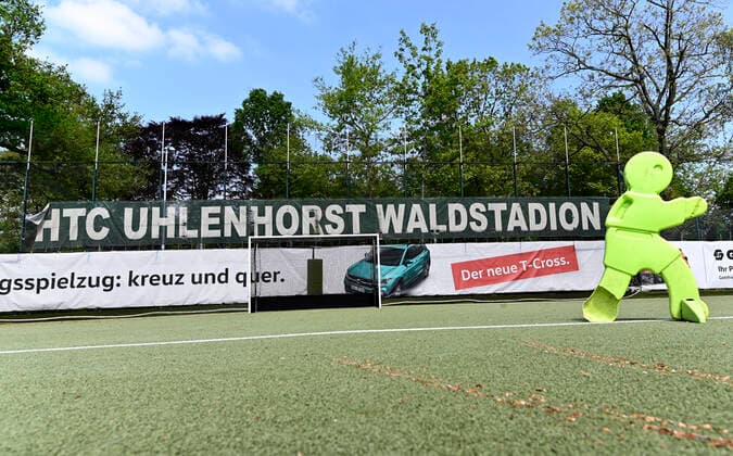 CORONA-PANDEMIE,CORONAVIRUS,COVID-19.Die Feld- Hockey-Bundesliga ist bis zum 31.Juli ausgesetzt.Ob die Saison noch zu Ende gespielt oder abgebrochen wird ist noch nicht entschieden.Das leere Waldstadion vom Hockey-Bundesligist HTC Uhlenhorst mit seinem Kunstrasenplatz ist verwaist,fotografiert am 25.04.2020 in Mülheim-Ruhr,Stadt im Ruhrgebiet im Bundesland Nordrhein-Westfalen ( NRW ). Â