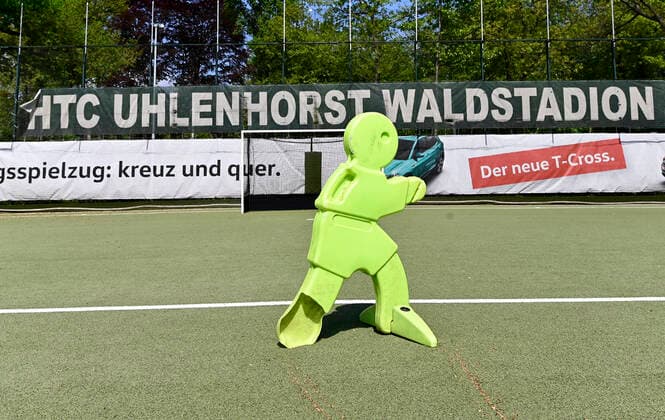 CORONA-PANDEMIE,CORONAVIRUS,COVID-19.Die Feld- Hockey-Bundesliga ist bis zum 31.Juli ausgesetzt.Ob die Saison noch zu Ende gespielt oder abgebrochen wird ist noch nicht entschieden.Das leere Waldstadion vom Hockey-Bundesligist HTC Uhlenhorst mit seinem Kunstrasenplatz ist verwaist,fotografiert am 25.04.2020 in Mülheim-Ruhr,Stadt im Ruhrgebiet im Bundesland Nordrhein-Westfalen ( NRW ). Â