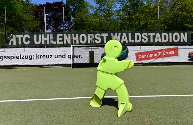 CORONA-PANDEMIE,CORONAVIRUS,COVID-19.Die Feld- Hockey-Bundesliga ist bis zum 31.Juli ausgesetzt.Ob die Saison noch zu Ende gespielt oder abgebrochen wird ist noch nicht entschieden.Das leere Waldstadion vom Hockey-Bundesligist HTC Uhlenhorst mit seinem Kunstrasenplatz ist verwaist,fotografiert am 25.04.2020 in Mülheim-Ruhr,Stadt im Ruhrgebiet im Bundesland Nordrhein-Westfalen ( NRW ). Â