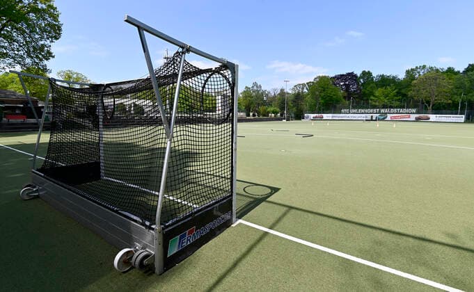 CORONA-PANDEMIE,CORONAVIRUS,COVID-19.Die Feld- Hockey-Bundesliga ist bis zum 31.Juli ausgesetzt.Ob die Saison noch zu Ende gespielt oder abgebrochen wird ist noch nicht entschieden.Das leere Waldstadion vom Hockey-Bundesligist HTC Uhlenhorst mit seinem Kunstrasenplatz ist verwaist,fotografiert am 25.04.2020 in Mülheim-Ruhr,Stadt im Ruhrgebiet im Bundesland Nordrhein-Westfalen ( NRW ). Â